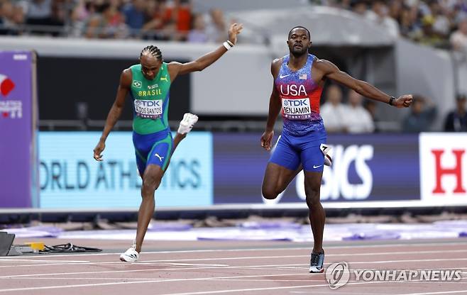벤저민, 도쿄 세계선수권 남자 400m 허들 우승 (도쿄 EPA=연합뉴스) 벤저민(오른쪽)이 19일 일본 도쿄 국립경기장에서 열린 2025 세계육상선수권대회 남자 400m 허들 결선에서 가장 먼저 결승선을 통과하고 있다.