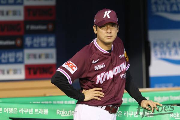 키움 설종진 감독대행이 선수단의 훈련을 지켜보고 있다. (사진=키움 히어로즈)