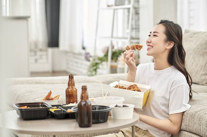 저녁에 먹는 음식일수록 지방 전환 속도가 훨씬 빨라 살이 더 쉽게 찌는 것으로 나타났다. 사진=게티이미지뱅크