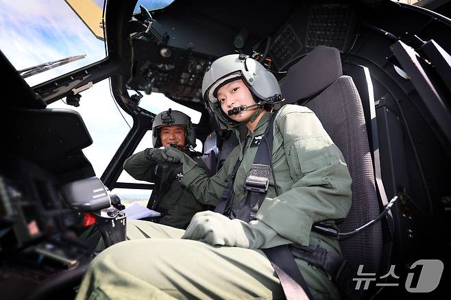 2일 충남 공주시에서 육군 지상군 페스티벌 행사의 일환인 '국민 조종사' 체험을 위해 조종 교관과 기자가 수리온 헬기에 탑승한 모습. (육군 제공)