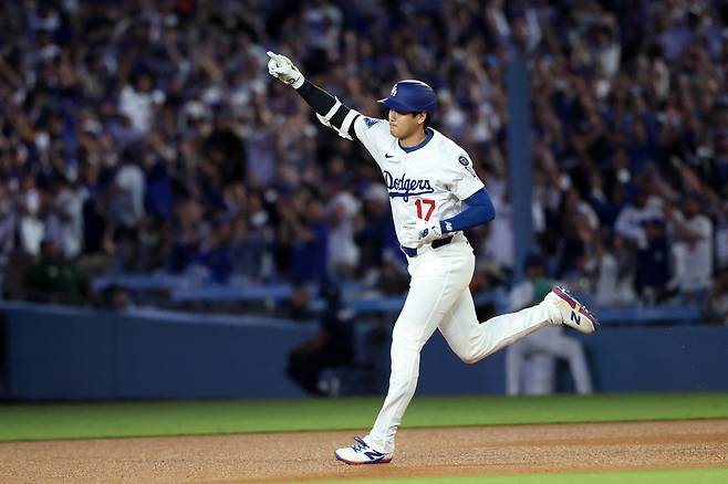 오타니 쇼헤이가 1-2로 뒤진 5회말 좌측으로 역전 3점포를 터뜨린 뒤 오른손을 치켜들과 베이스를 돌고 있다. Imagn Images연합뉴스