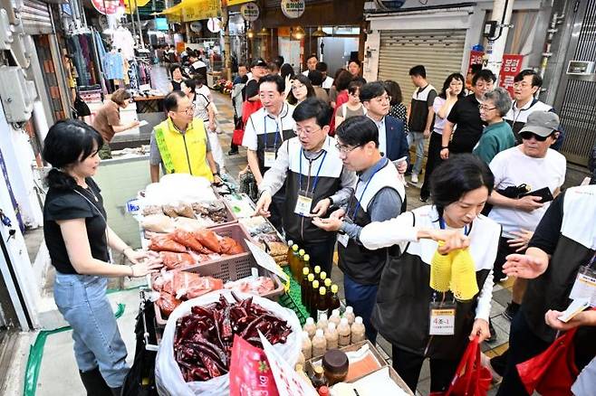 BNK금융그룹은 20일, 부산·울산·경남 소재 18개 전통시장에서 임직원 600여명이 함께한 가운데 ‘BNK 사회공헌의 날’ 행사를 개최했다. BNK금융그룹 제공