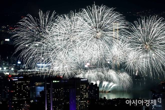 서울세계불꽃축제의 화려한 불꽃이 밤하늘을 수놓고 있다. 문호남 기자 munonam@