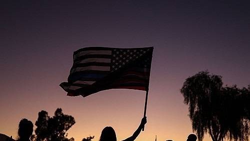 찰리 커크 추모 집회에서 성조기 흔드는 미국인.〈사진=연합뉴스〉