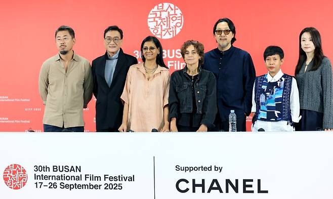 나홍진 감독(왼쪽부터)과 배우 양가휘, 난디타 다스 감독, 마르지예 메쉬키니 감독, 코고나다 감독, 율리아 에비나 바하라 프로듀서, 배우 한효주가 18일 부산 해운대구 영화의전당에서 진행된 제30회 부산국제영화제 경쟁 심사위원 기자회견에 참석해 포즈를 취하고 있다. 뉴스1