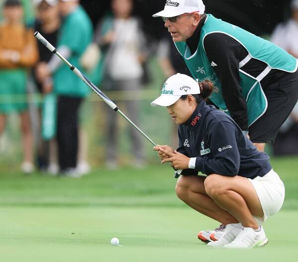 2025년 한국여자프로골프(KLPGA) 투어 하나금융그룹 챔피언십에 출전한 교포 선수 이민지(호주) 프로가 2라운드에서 캐디와 함께 경기하는 모습이다. 사진제공=KLPGA