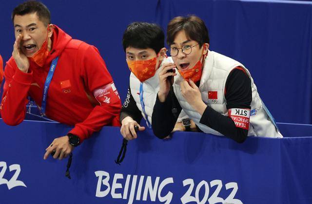 2022 베이징 동계올림픽 당시 중국 쇼트트랙 대표팀을 지휘했던 김선태(오른쪽 첫 번째) 전 감독이 중국 선수들에게 소리치며 작전 지시를 하고 있다. 가운데는 빅토르 안 코치. 뉴시스