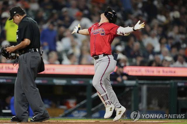 김하성이 20일 미국 미시간주 디트로이트 코메리카파크에서 열린 디트로이트와 방문 경기에서 8회 투런포를 날린 뒤 세리머니를 하고 있다. 디트로이트=AP 연합뉴스