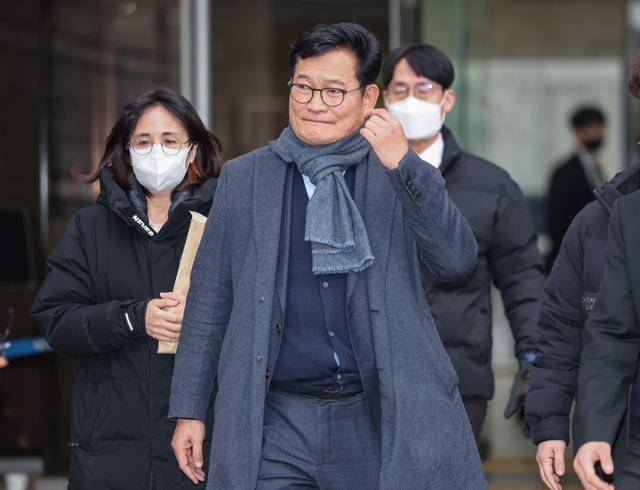 송영길 전 더불어민주당 대표가 2023년 12월 서울 서초구 서울중앙지법에서 불법 정치자금 수수 혐의 등으로 구속 전 피의자심문(영장실질심사)을 받은 뒤 법원을 나서고 있다. 연합뉴스