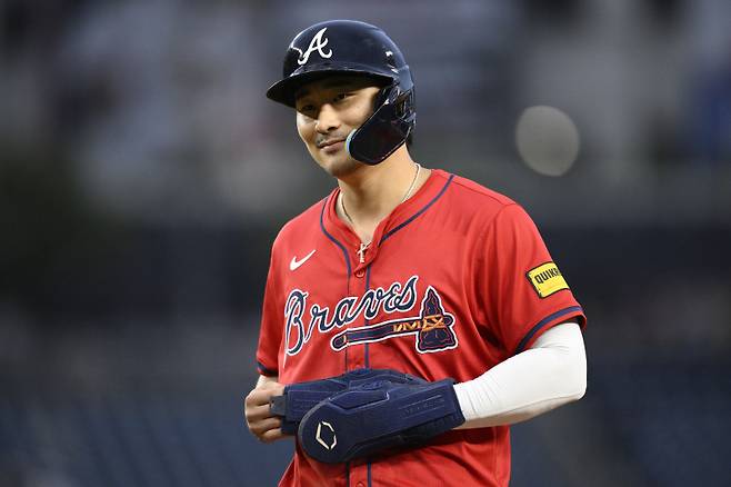 <yonhap photo-4284=""> Atlanta Braves' Ha-Seong Kim stands at first base during the ninth inning of a baseball game against the Washington Nationals, Wednesday, Sept. 17, 2025, in Washington. (AP Photo/Nick Wass)/2025-09-18 08:49:30/ <저작권자 ⓒ 1980-2025 ㈜연합뉴스. 무단 전재 재배포 금지, AI 학습 및 활용 금지></yonhap>