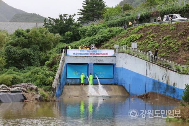 ▲ 20일 오후 1시쯤 평창 도암댐 도수관로 비상 방류가 시작됐다. 강릉시 성산면 한국수력원자력 강릉수력발전소 방류구에서 방류수가 나오고 있다. 황선우 기자
