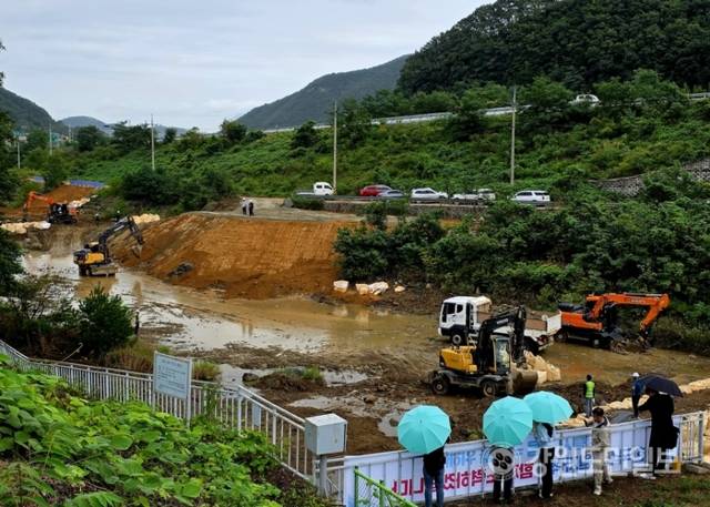 ▲ 지난 19일 강릉시 성산면 한국수력원자력 강릉수력발전소 방류구 인근에서 비상 방류 대비 공사가 한창이다.황선우 기자