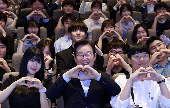 2030 청년들과 함께 기념촬영하는 이재명 대통령 / 사진=대통령실통신사진기자단