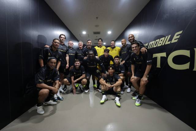 팀 라커룸에서 기념 촬영하는 FC 스피어의 레전드 선수들. 사진 제공=넥슨