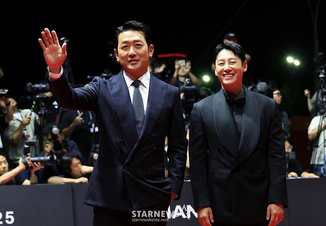 (부산=뉴스1) 권현진 기자 = 배우 하정우와 김동욱(오른쪽)이 17일 오후 부산 해운대구 영화의전당에서 열린 ‘제30회 부산국제영화제’(BIFF) 개막식에 참석해 레드카펫을 밟고 있다. 2025.9.17/뉴스1 Copyright (C) 뉴스1. All rights reserved. 무단 전재 및 재배포, AI학습 이용 금지. /사진=(부산=뉴스1) 권현진 기자