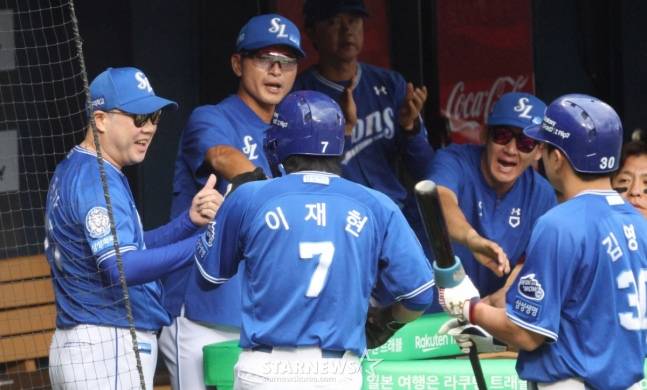 2025 신한 SOL Bank KBO리그 LG 트윈스 대 삼성 라이온즈 경기가 20일 서울 잠실야구장에서 열렸다. 삼성 1회초 무사 1,2루에서 구자욱의 적시타 때 선제 득점한 이재현이 박진만 감독(맨 왼쪽)의 환영을 받고 있다. /사진=김진경 대기자