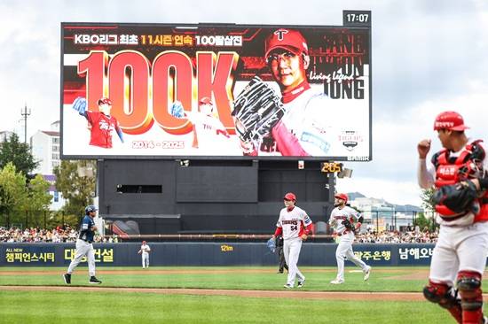 23일 오후 광주기아챔피언스필드에서 열린 '2025 신한 SOL Bank KBO리그' NC 다이노스와 KIA 타이거즈의 경기, 6회초 2사 3루 NC 김휘집이 1타점 적시타를 날리고 있다. 엑스포츠뉴스 DB