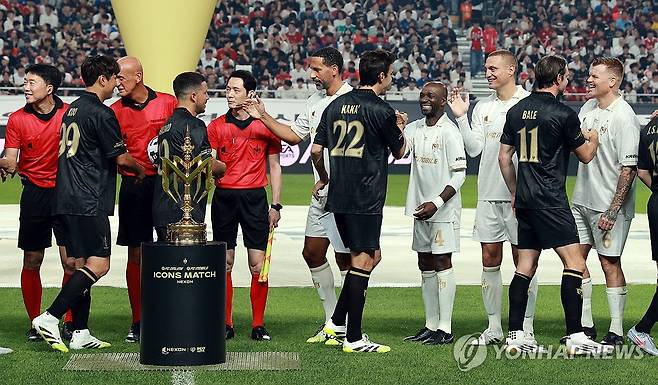 한자리에 모인 축구 레전드 (서울=연합뉴스) 한종찬 기자 = 14일 서울월드컵경기장에서 열린 2025 넥슨 아이콘 매치. 양팀 선수들이 선전을 다짐하고 있다. 2025.9.14 saba@yna.co.kr