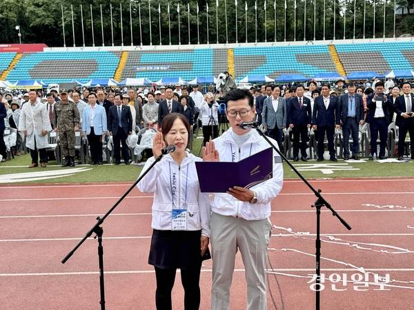 읍면동 체육대회 개막에 앞서 선수 대표로 여주시체육회 조장연(오른쪽) 이사와 정남미 이사가 마이크 앞에서 선서를 하고 있다. 2025.9.20 여주/양동민기자 coa007@kyeongin.com