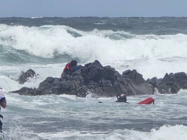 갯바위에 고립된 50대 남성 구조. 포항해경 제공. 연합뉴스