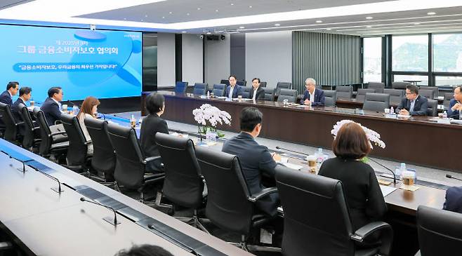 우리금융그룹이 지난 18일 서울 중구 우리금융 본사에서 지주 및 자회사 금융소비자보호 총괄책임자(CCO) 12명이 참석하는 ‘그룹 금융소비자보호 협의회’를 개최하고 소비자 보호를 위한 대응 역량 강화 의지를 공고히 했다. 사진=우리금융 제공