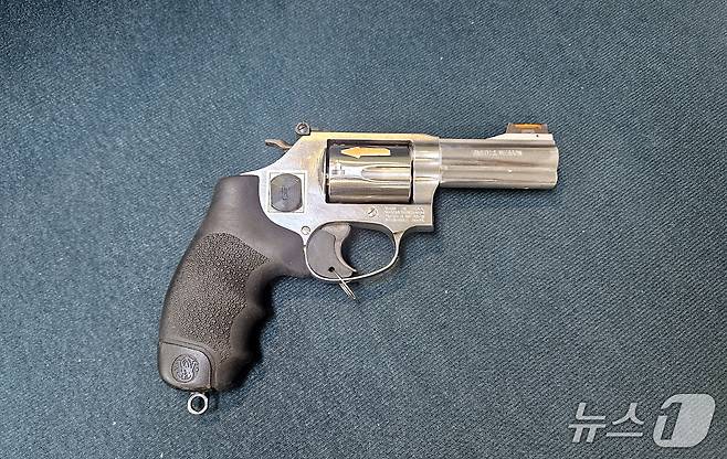 현재 경찰이 사용하고 있는 38구경 리볼버 권총. 방아쇠 뒷편에 고무패킹이 끼워져 있다.