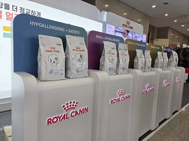 로얄캐닌은 2025 추계 서울수의임상컨퍼런스에 참가해 복합 질환 처방식 신제품을 소개했다. ⓒ 뉴스1 한송아 기자