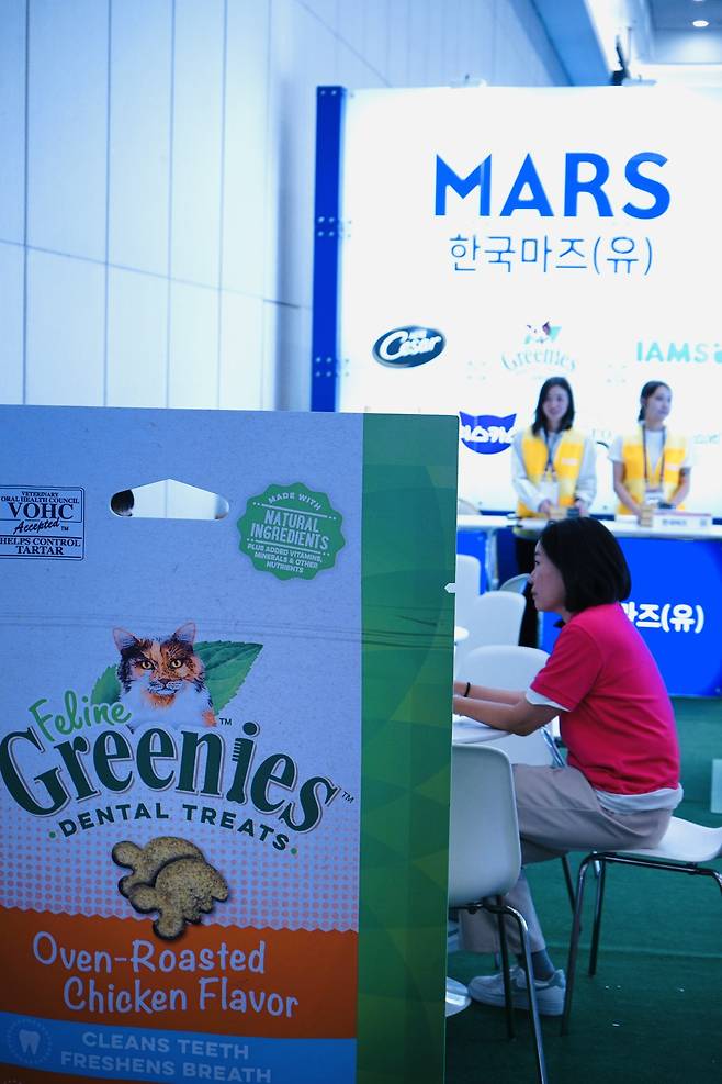 한국마즈는 전시장 내 휴식 공간을 마련하고 방문객들을 대상으로 초콜릿을 증정했다(한국마즈 제공). ⓒ 뉴스1