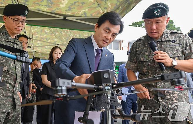 국방부가 첨단과학기술 강군 육성을 위해 추진 중인 '50만 드론 전사 양성 프로젝트' 일환으로 육군 제36사단을 소형·대(對) 드론 분야 실증 전담 부대 1호로 지정했다고 지난 4일 밝혔다. 사진은 안규백 국방부 장관이 강원도 원주 육군 36사단에서 교육용 소형드론에 대한 설명을 듣고 있는 모습. (국방부 제공. 재판매 및 DB 금지) 2025.9.4/뉴스1
