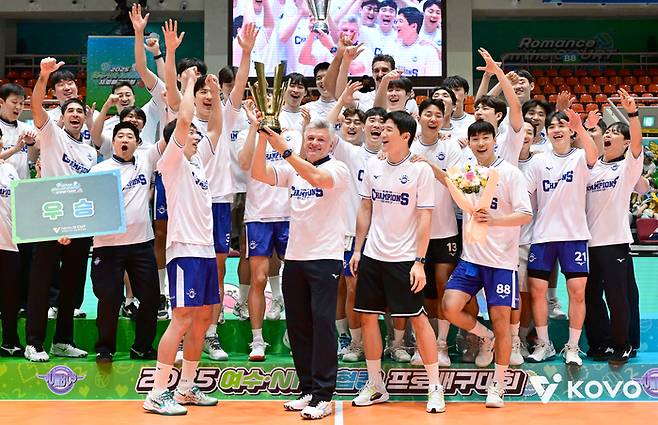 대한항공 선수단이 20일 컵 대회 우승 후 트로피를 들고 환호하고 있다. 사진 | 한국배구연맹