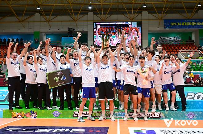 대한항공 선수단이 20일 컵 대회 우승 후 트로피를 들고 환호하고 있다. 사진 | 한국배구연맹