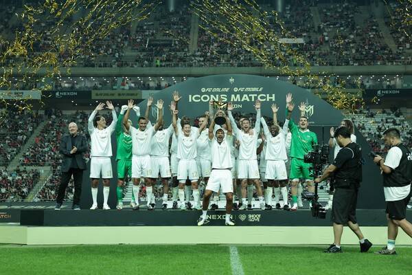 실드 유나이티드가 14일 서울 마포구 상암 월드컵 경기장에서 열린 '2025 아이콘매치: 창의 귀환, 반격의 시작'에서 FC 스피어를 2-1로 꺾은 뒤 우승 세레머니를 하고 있다. /사진=넥슨 제공