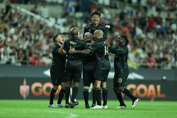 FC 스피어의 선수들이 14일 서울 마포구 상암 월드컵 경기장에서 열린 2025 아이콘매치: 창의 귀환, 반격의 시작 실드유나이티드와의 경기에서 웨인 루니의 득점이 나온 뒤 함께 기뻐하고 있다. /사진=넥슨 제공