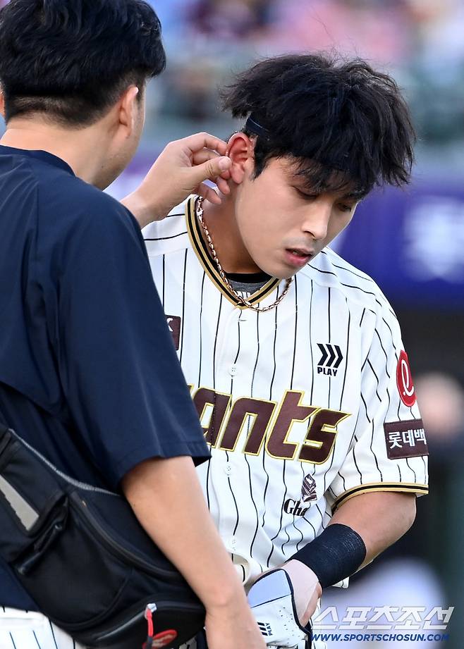 빨갛게 부어오른 오른쪽 귀