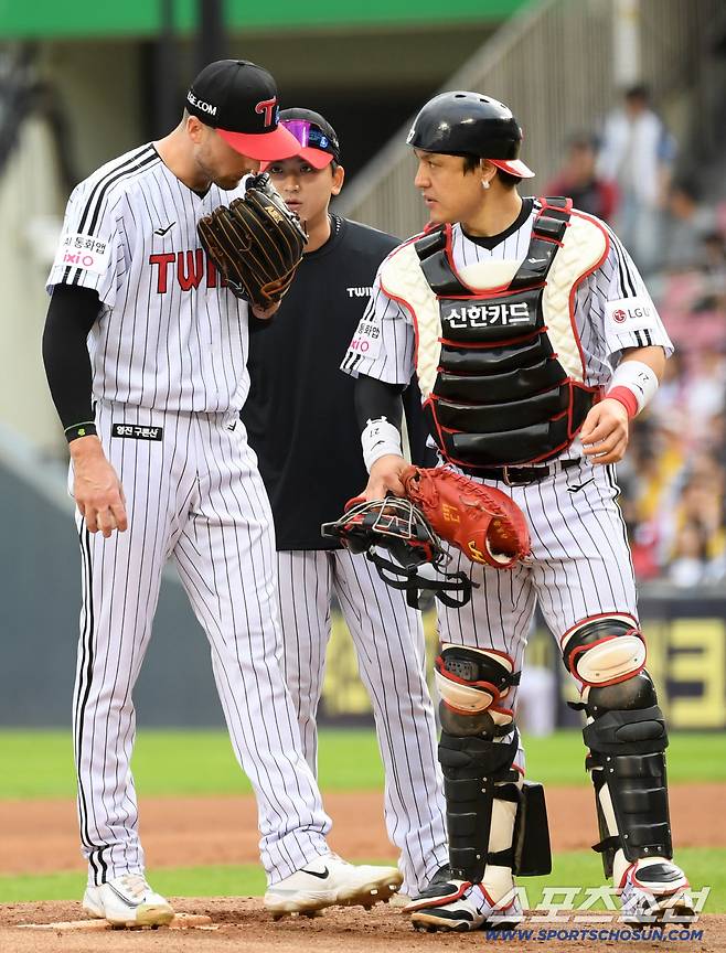 20일 잠실구장에서 열린 LG 트윈스와 삼성 라이온즈의 경기. LG 톨허스트, 박동원이 대화를 나누고 있다. 잠실=박재만 기자 pjm@sportschosun.com/2025.09.20/