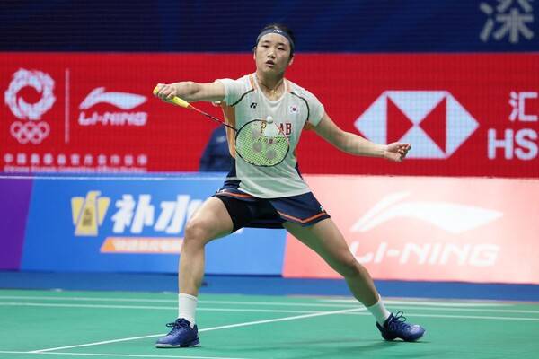 안세영이 21일 열린 중국 마스터스 대회 결승전에서 한웨와 대결하고 있다. 선전/AFP 연합뉴스