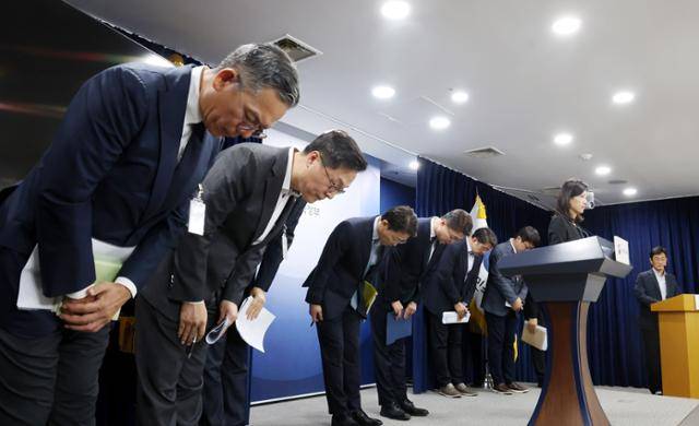 류제명(왼쪽 네 번째) 과학기술정보통신부 제2차관과 권대영(세 번째) 금융위원회 부위원장이 19일 서울 종로구 정부서울청사에서 해킹 대응을 위한 과기정통부-금융위 합동 브리핑을 마친 뒤 KT 및 롯데카드 관계자들과 함께 고개숙여 인사하고 있다. 뉴시스