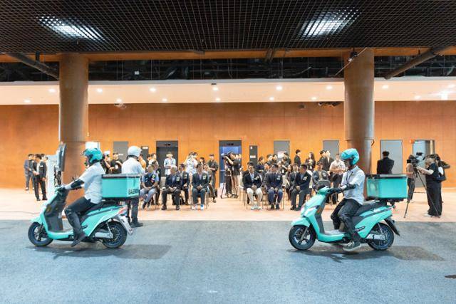 19일 경기 하남시 배민라이더스쿨 개관 기념식에서 이륜차 교육 전문 강사들이 안전 교육 시연을 하고 있다. 우아한형제들 제공