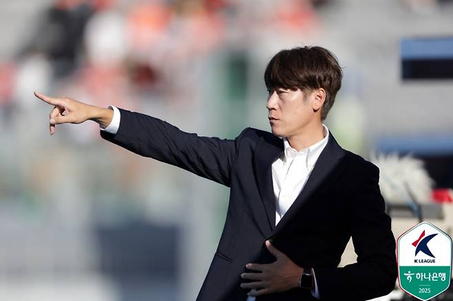 21일 수원종합운동장에서 열린 수원FC와 강원의 하나은행 K리그1 2025 30라운드. 김은중 수원FC 감독이 선수들에게 작전을 지시하고 있다. 사진=프로축구연맹