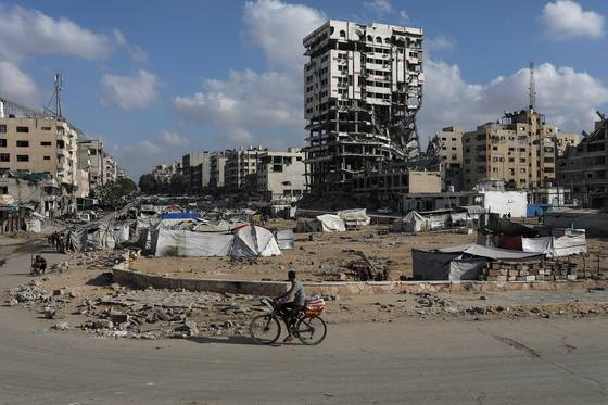 이스라엘군의 공습으로 폐허가 된 가자시티의 고층 건물과 거리. EPA=연합뉴스