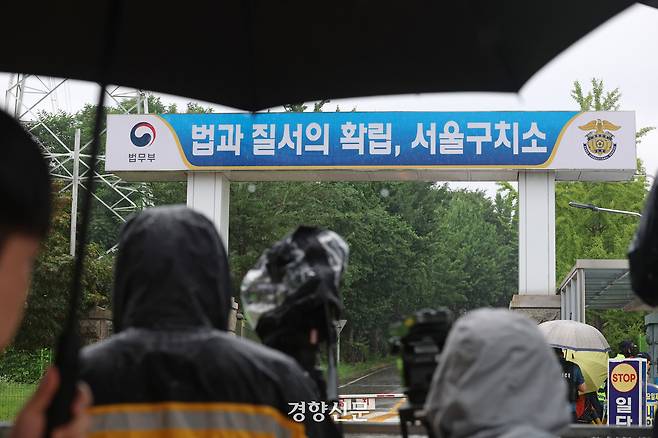 윤석열 전 대통령이 구속 후 내란 특검의 3차 출석 요구에 불응한 지난 7월16일 경기 의왕시 서울구치소 앞에 취재진이 대기하고 있다. 정효진 기자