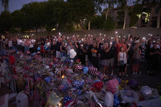 “커크의 사명 이어가겠다” 20일(현지시간) 미국 애리조나주 피닉스에 있는 터닝포인트USA 본사 앞에서 시민들이 피살된 보수 청년 활동가 찰리 커크를 애도하고 있다. AP연합뉴스