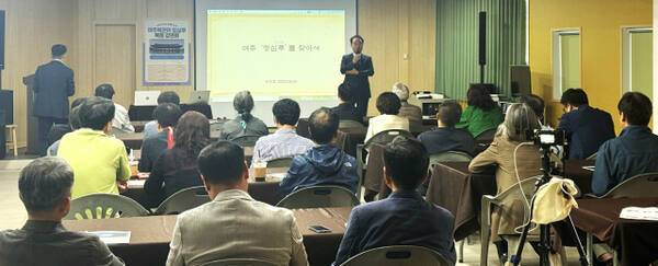 여주목관아·청심루복원추진위원회가 여주시 상거동 여주목마에서 개최한 학술강연회에서 이후정 공동추진위원장이 기조연설을 하고 있다. 유진동기자