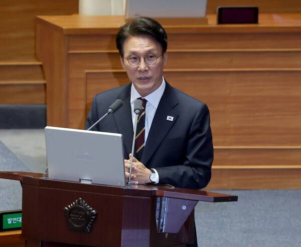 김민석 국무총리가 지난 15일 국회 본회의장에서 열린 대정부 질문에 참석해 민주당 박성준 의원의 질문에 답하고 있다. 연합뉴스