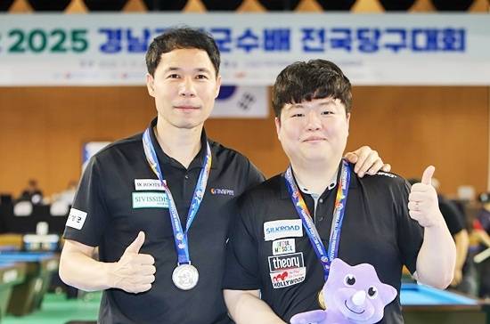 2025 경남고성군수배 전국당구대회 남자3쿠션 종목 결승전에서 선의의 경쟁을 펼친 준우승 허정한(왼쪽)과 우승 조명우가 포즈를 취하고 있다.(사진=대한당구연맹)