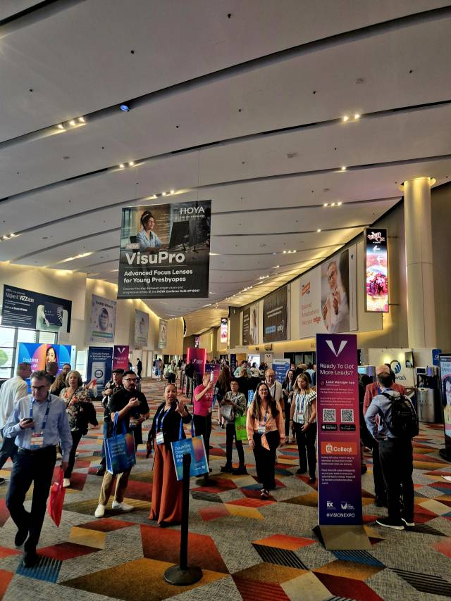 미국 라스베이거스 베네시안엑스포에서 18일(현지 시간) 개막한 '비전 엑스포 2025 웨스트' 현장에 관람객들이 오가고 있다.