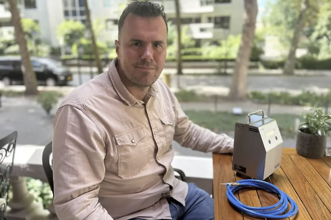 키에프트가 타르카 펌프와 함께 포즈를 취하고 있다. 디애슬레틱