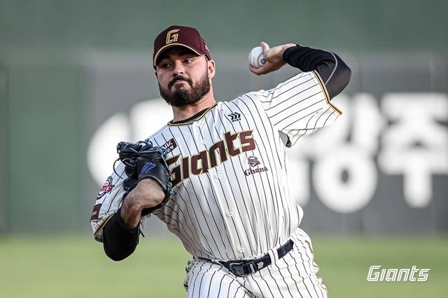 롯데 알렉 감보아가 20일 사직 키움전에서 투구하고 있다. /사진=롯데 자이언츠 제공