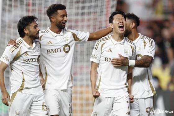 손흥민(오른쪽에서 두 번째)의 18일 오전 10시 30분(한국시간) 미국 유타주 아메리칸 퍼스트 필드에서 열린 레알 솔트레이크와 2025시즌 메이저리그 사커(MLS) 정규리그 득점을 축하하는 로스앤젤레스FC(LAFC) 동료들. /AFPBBNews=뉴스1