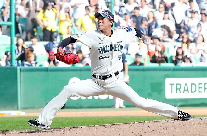 SSG 랜더스 김광현이 21일 인천 SSG랜더스필드에서 열린 2025 신한 SOL Bank KBO리그 두산 베어스와의 팀 간 14차전에 선발등판, 5이닝 3실점으로 승리투수가 됐다. 사진 SSG 랜더스